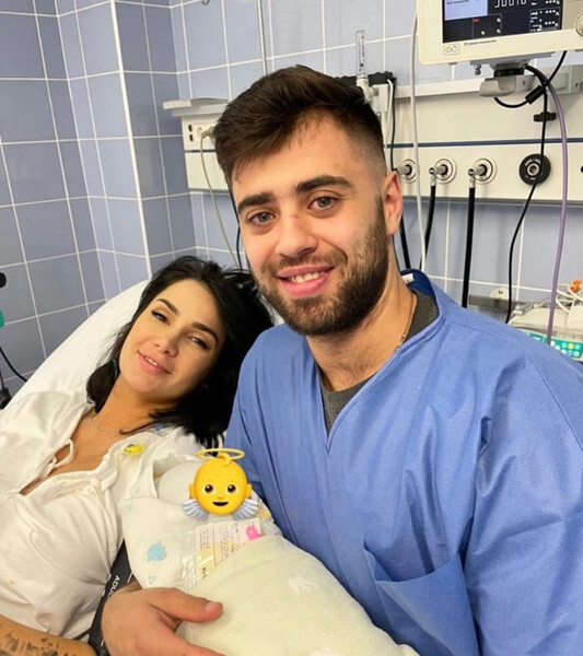 Саша Кабаева с возлюбленным и новорожденным ребенком