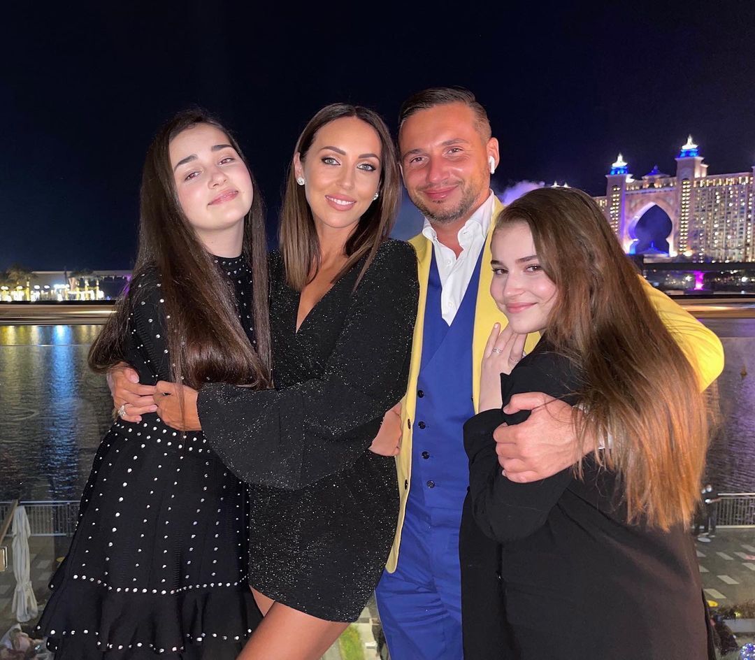 Алсу и Ян Абрамов с дочками Сафиной и Микеллой