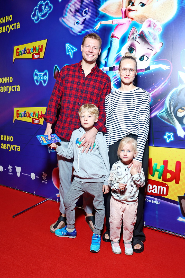 Дмитрий Власкин и Анна Бегунова с детьми