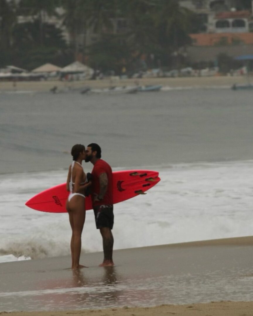Тимати застали за страстными поцелуями на пляже с Валентиной Ивановой
