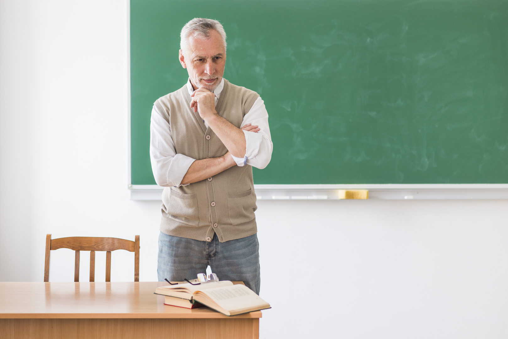 Professors day. Преподаватель у доски. Фотография учителя. Учитель мужчина картинка. Professors day.