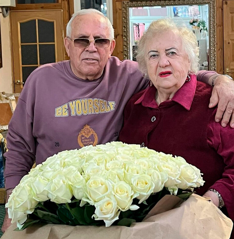 Выплаты за 40 лет совместной жизни. Единовременные выплаты юбилярам супружеской жизни. Юбиляры супружеской жизни выплаты. Доплата к пенсии супругам прожившим. Портрет родителей в подарок.