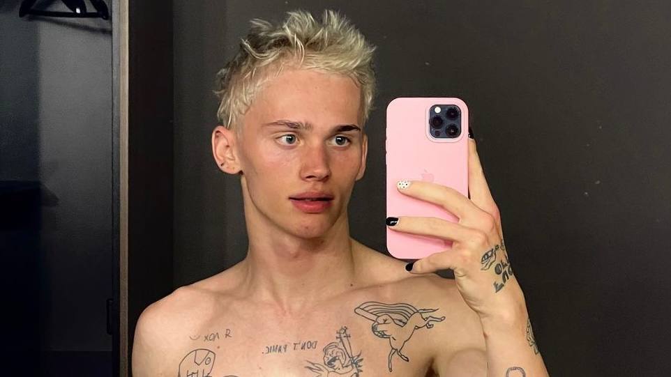 таджик на фоне храма. блогеру дали. блогеру дали. квачков демотиватор. блогеру дали.