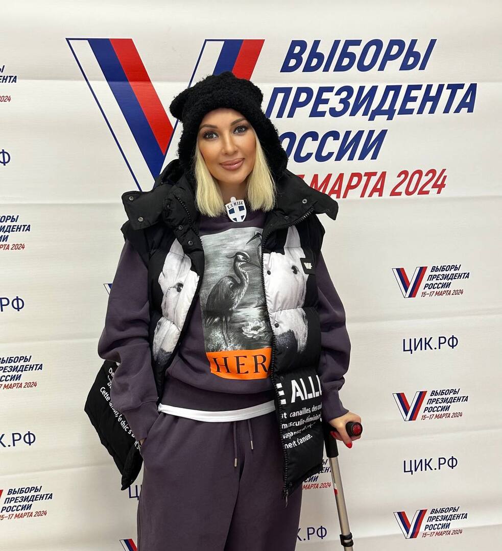Телеведущая Кудрявцева посетила избирательный участок с палочкой в руке