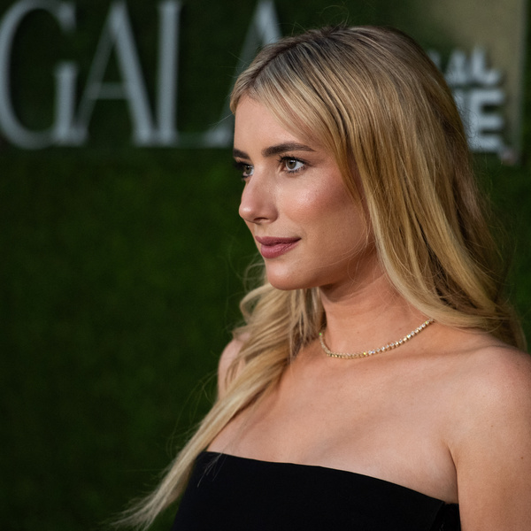 Шынжырдағы қыз қожайынының барлық бұйрығын орындайды.