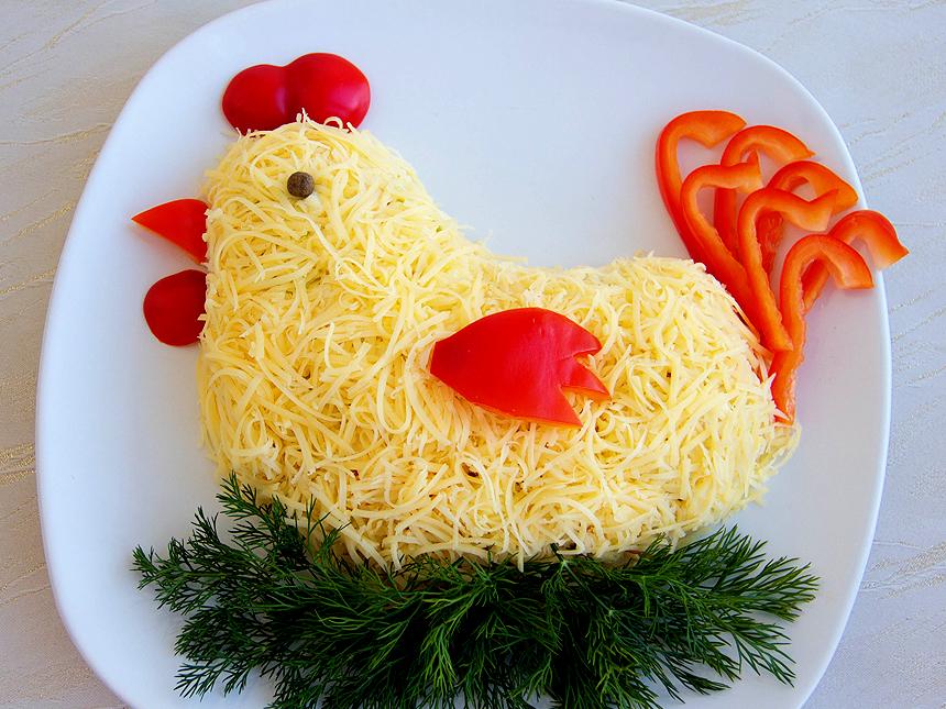 Новогодний салат петух. Интересные салаты на пасху. Блюда оформленные в виде петушка. Салат в виде петуха. Салат в виде петуха.