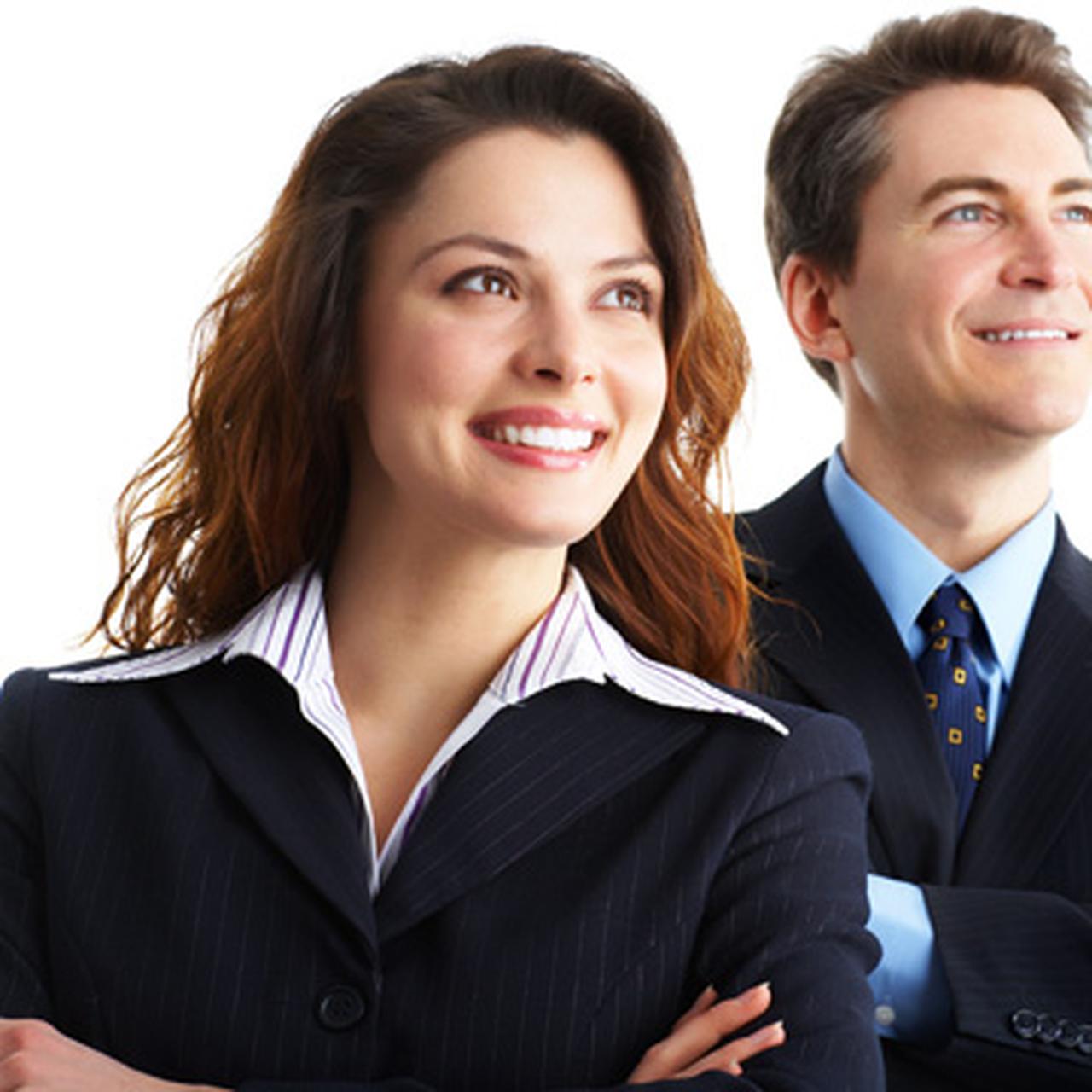 Группа людей думает. Думающее предприятие. Бизнесмен 35+. Коллективные переживания. Думающее предприятие.