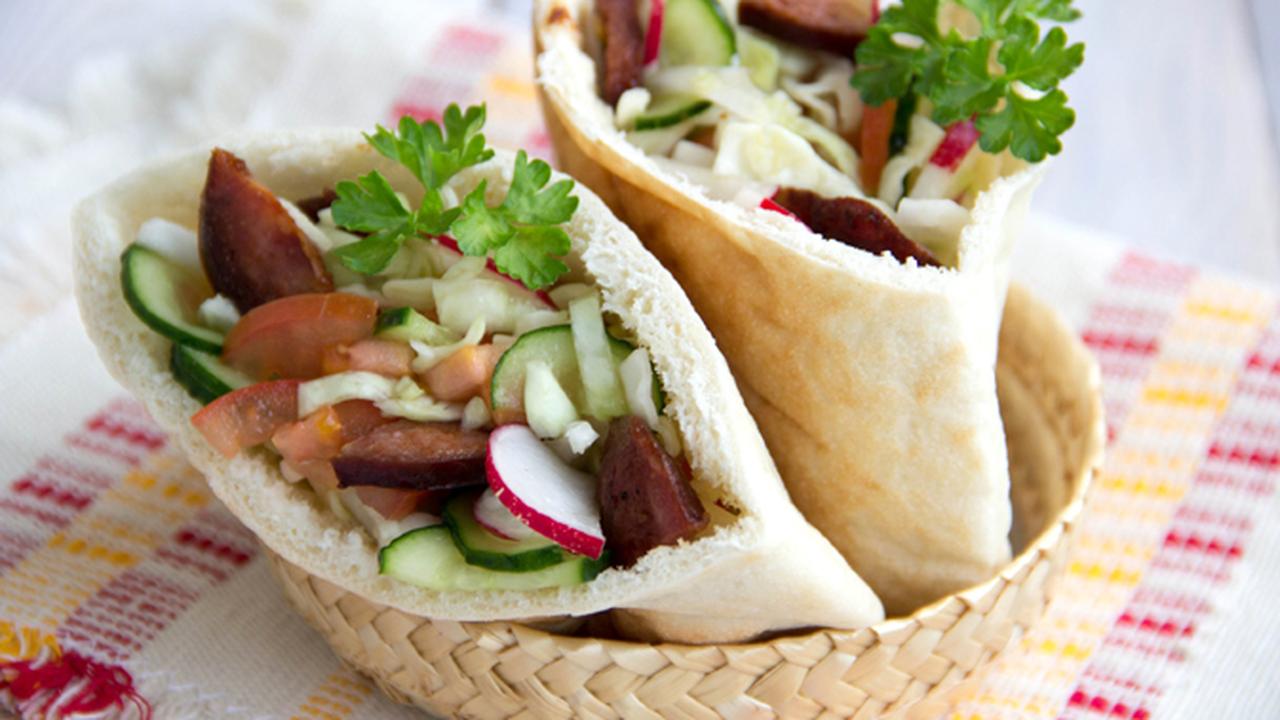 Пита с фрикадельками. Кафе израильского стрит фуд тель-авив. Вкусно и точка товары. Вкусно и точка. Пита вкусно и точка.