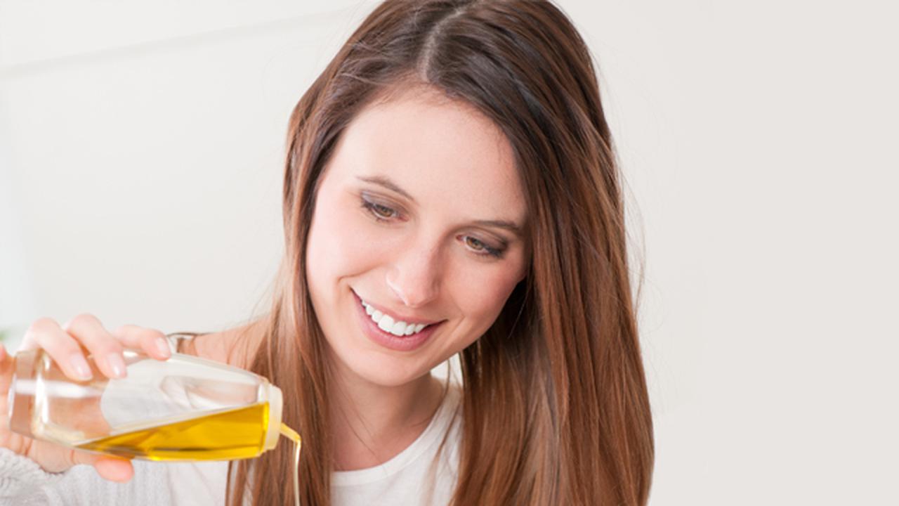 Человек пьет масло. Девушка пьет масло. Девушка в подсолнечном масле. Льняное масло девушка. Как пить женское масло.