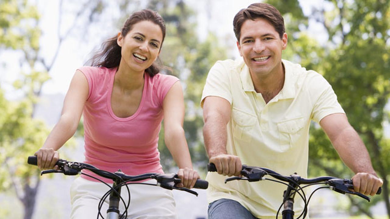 Увлечения людей. Общие интересы и увлечения в дружбе. Мужчина и женщина на велосипеде. Разные интересы супругов. Хобби для мужчин.