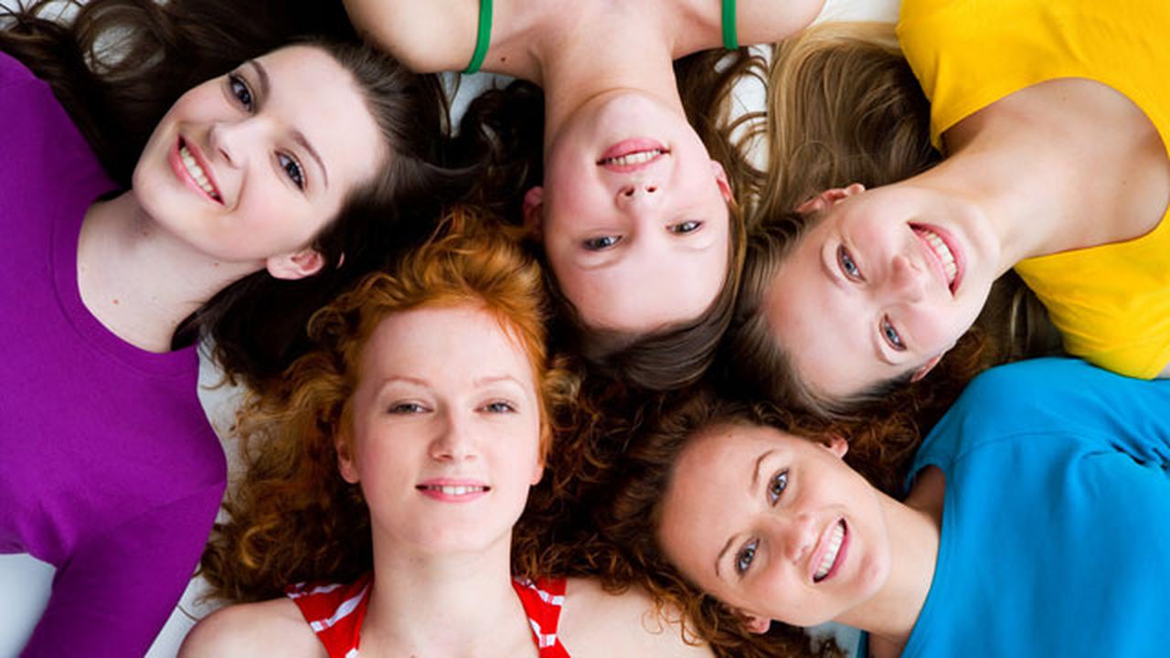 дружные девушки. пятеро женщин или пять женщин. пятеро женщин или пять женщин. название с 5 девушками. Fifth harmony без фона.