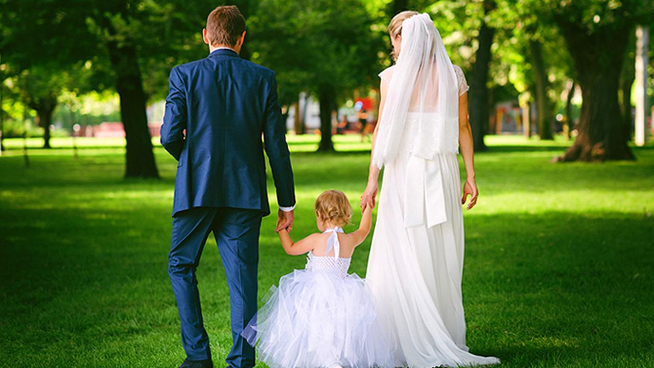 Второе замужество. Дети на свадьбе. Свадьба и семья. Брак дети. Свадьба с ребенком на руках.