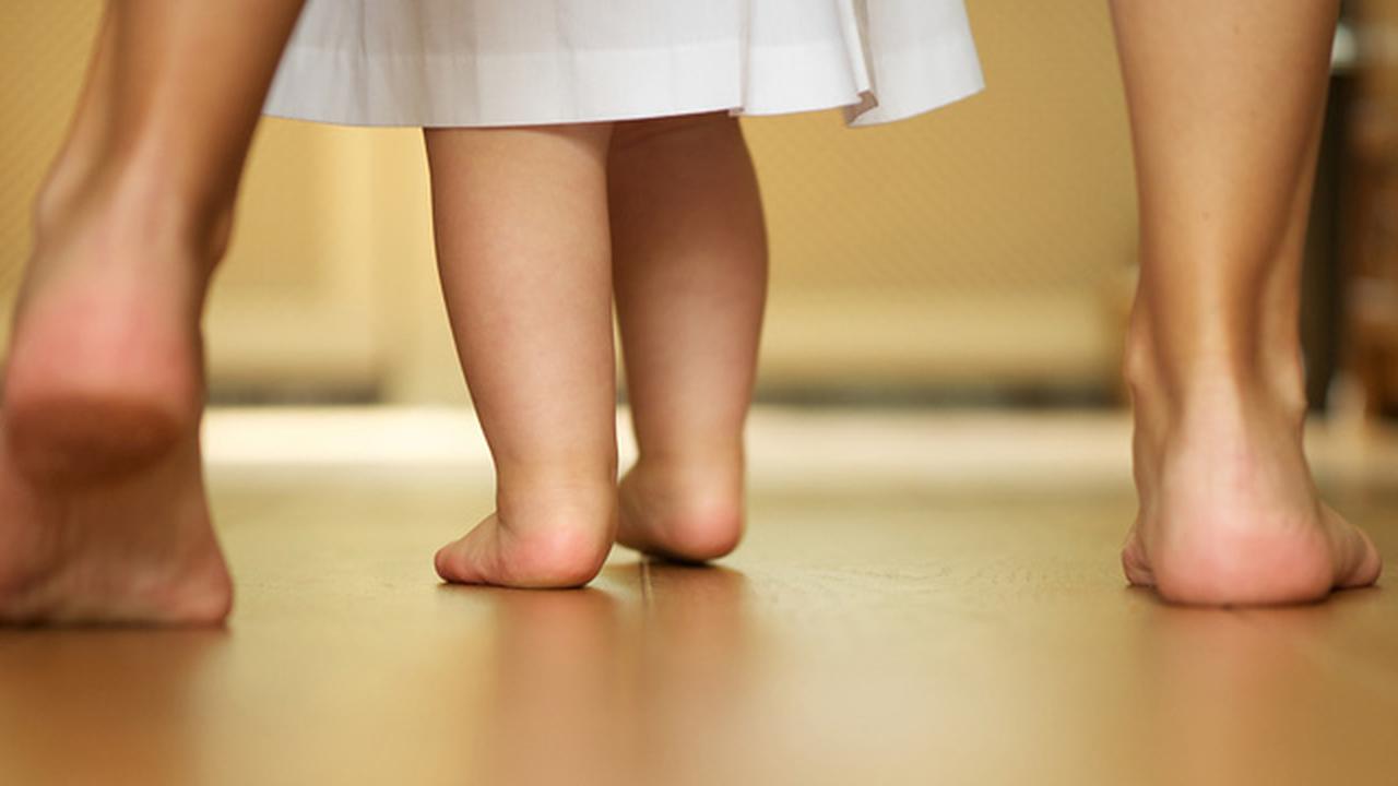 Ребенку год стал ходить на носочках. Ходить на цыпочках. Ходить на носочках. Ребенок на цыпочках. Дети в носочках.