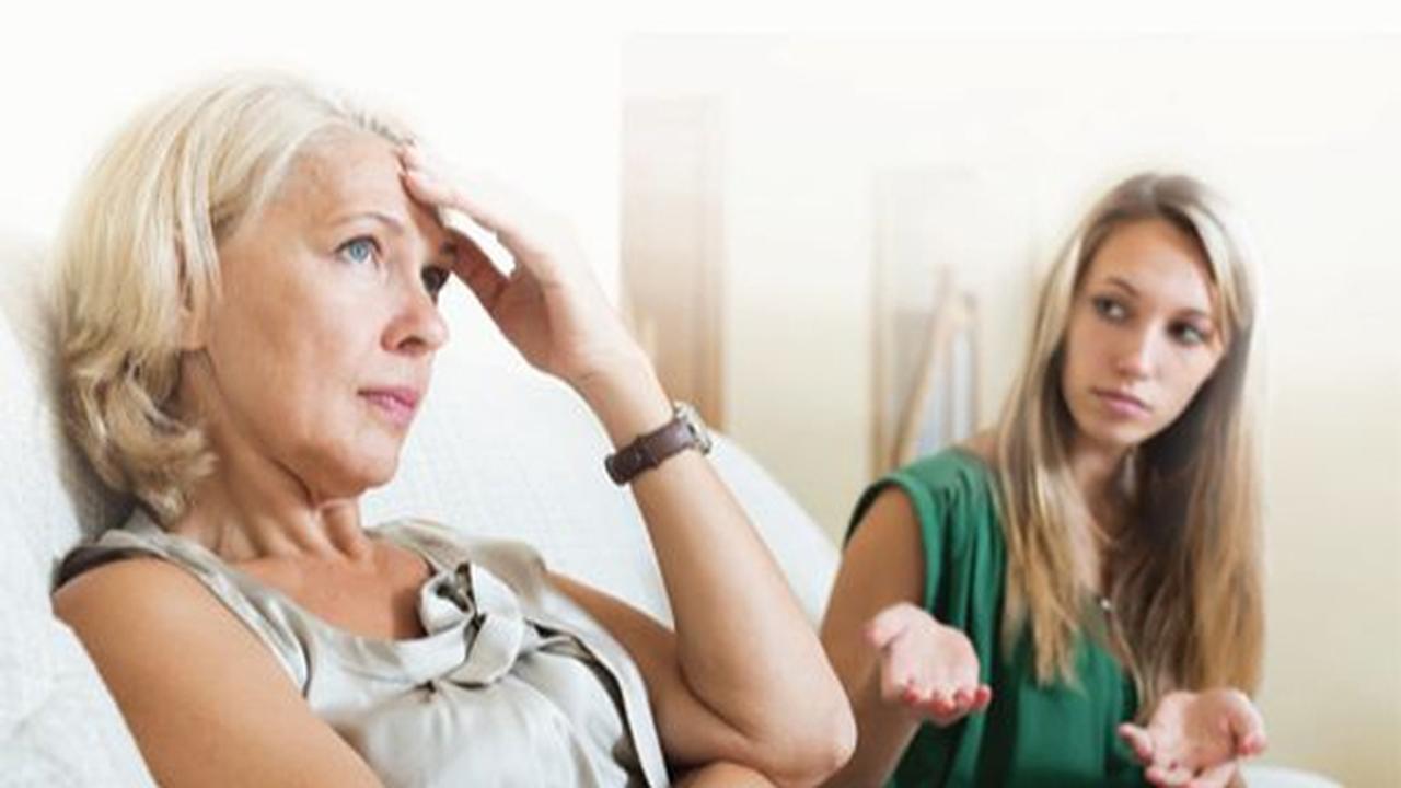 мать беседует с дочерью. свекровь и невестка. истории про свекровь и невестку. пожилые женщины беседуют. женщина ругается с мамой.