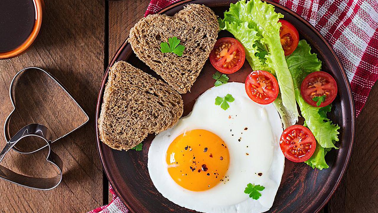 Страстные яйца. Завтрак яичница и кофе. Яичница для завтрака. Идеи красивых завтраков. Яичница с сердечком и кофе.