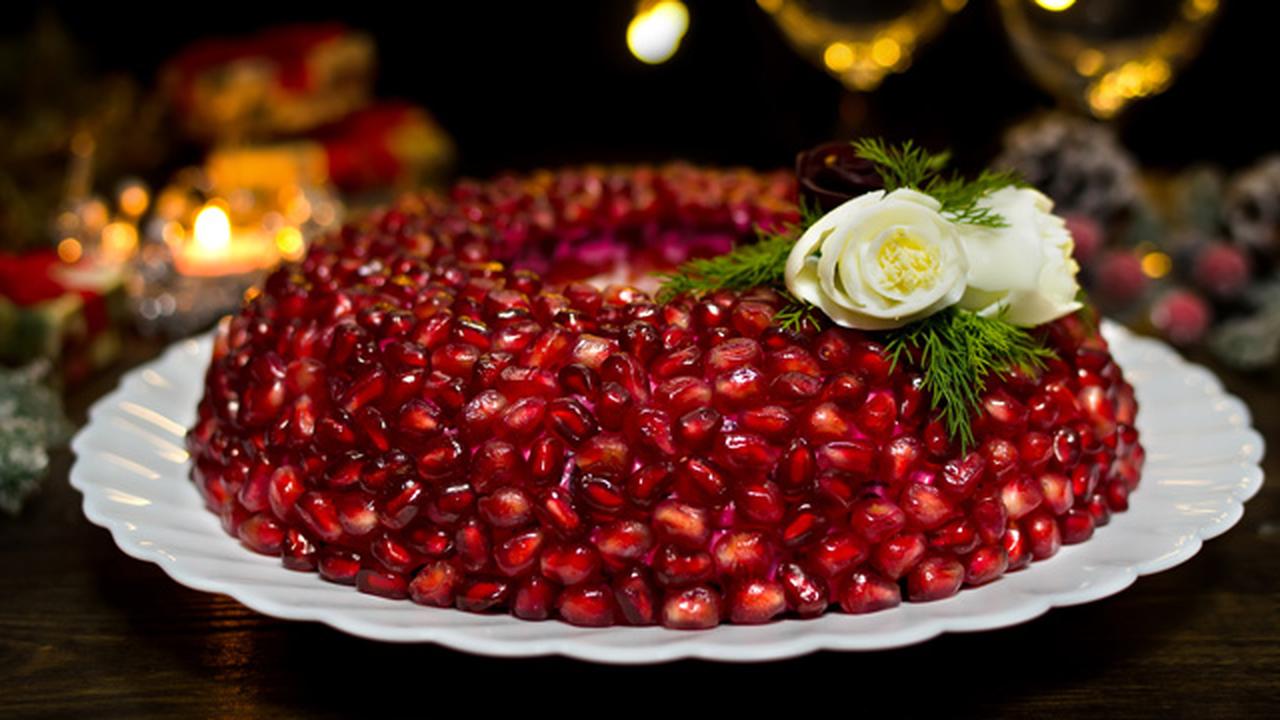 украшение салата гранатом. украшение новогодних блюд. салат с гранатом. новогодний салат с гранатами. новогодний салат с гранатом.