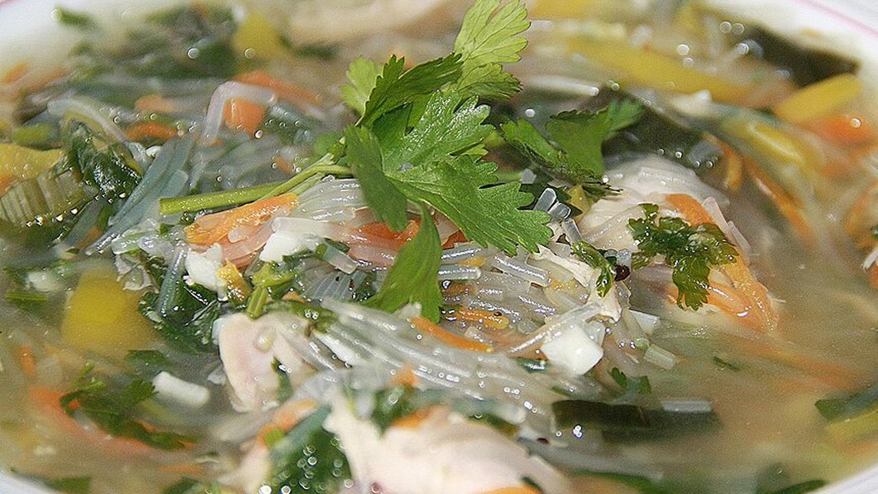 щи по летнему. суп с фунчозой и курицей. суп с капустой. вегетарианский суп борщ. столовские щи.