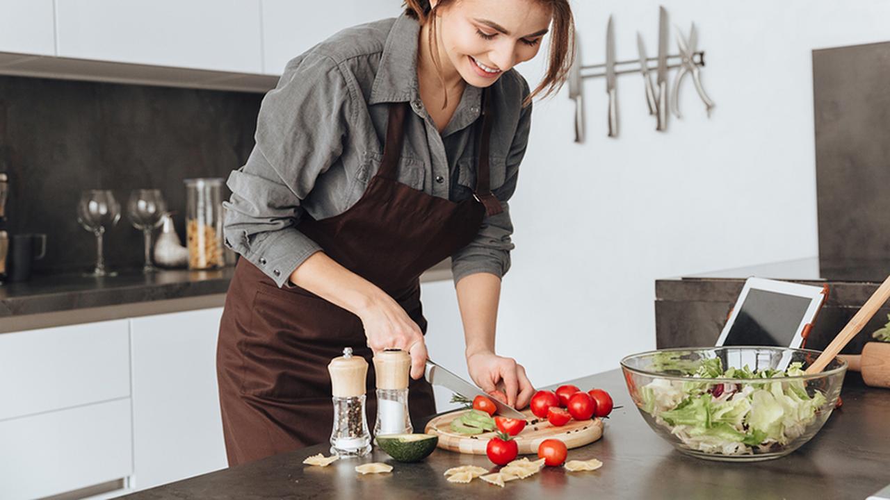 Cooking can become a great career. Повар готовит. Мужчина готовит. Cooking can become a great career. Женщина на кухне.