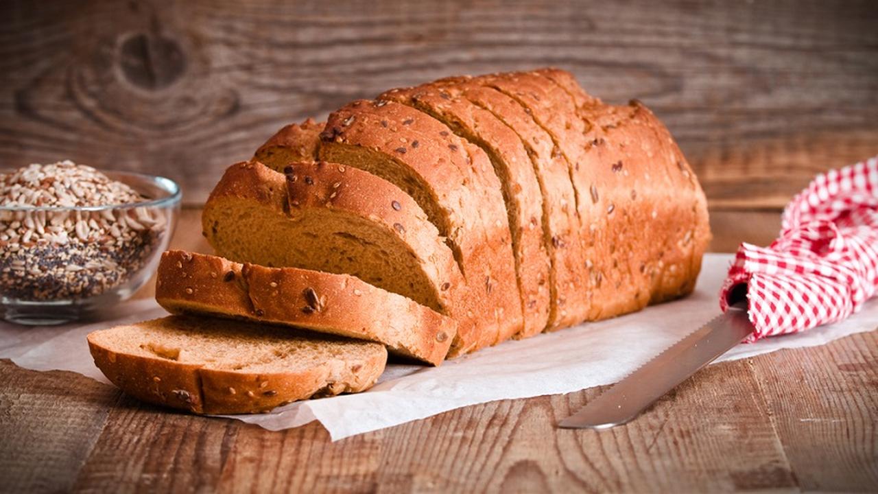 черствый багет. хлеб зачерствел. как размягчить хлеб. черствая булочка. режем хлеб ножом.