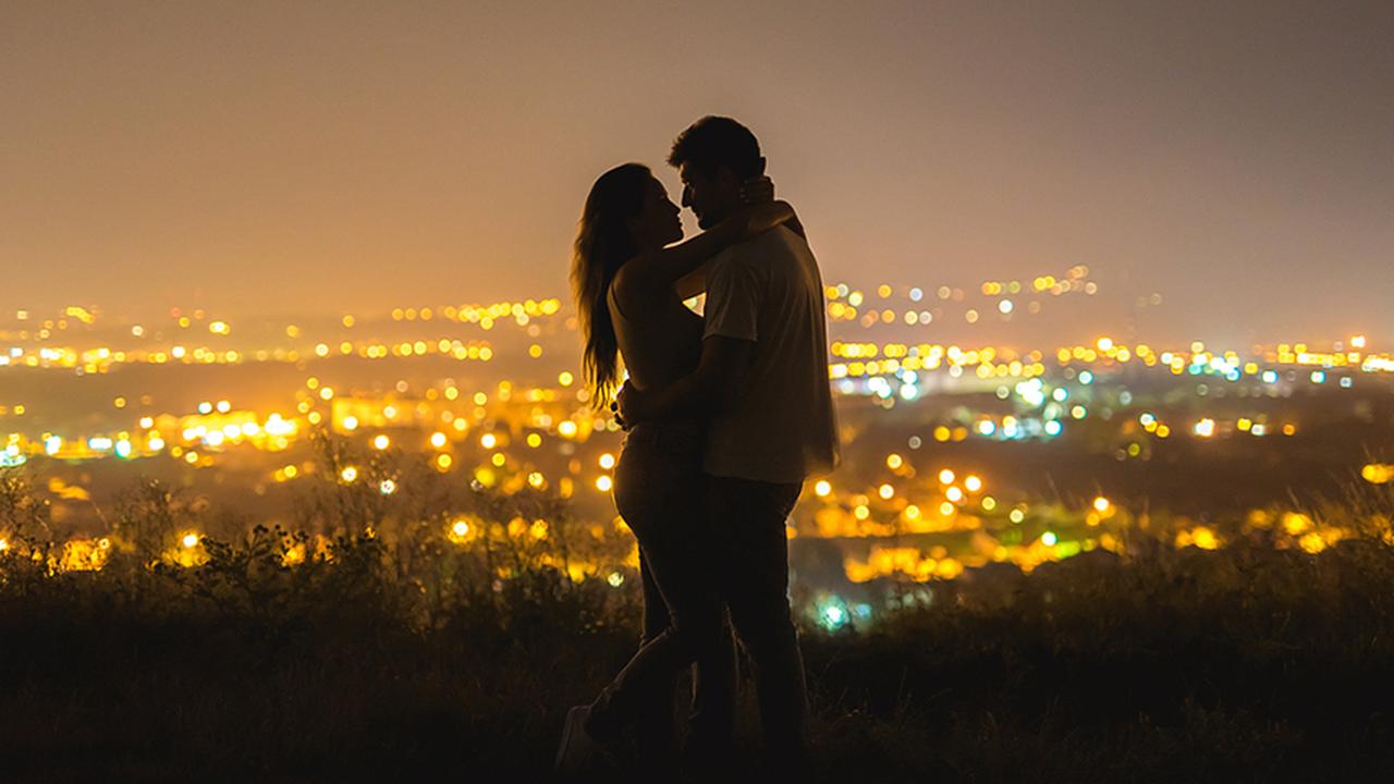 Счастливая семья в квартире. Мы расходились довольные своим вечером. Влюбленные расстаются. Мы расходились довольные своим вечером. Мы расходились довольные своим вечером.