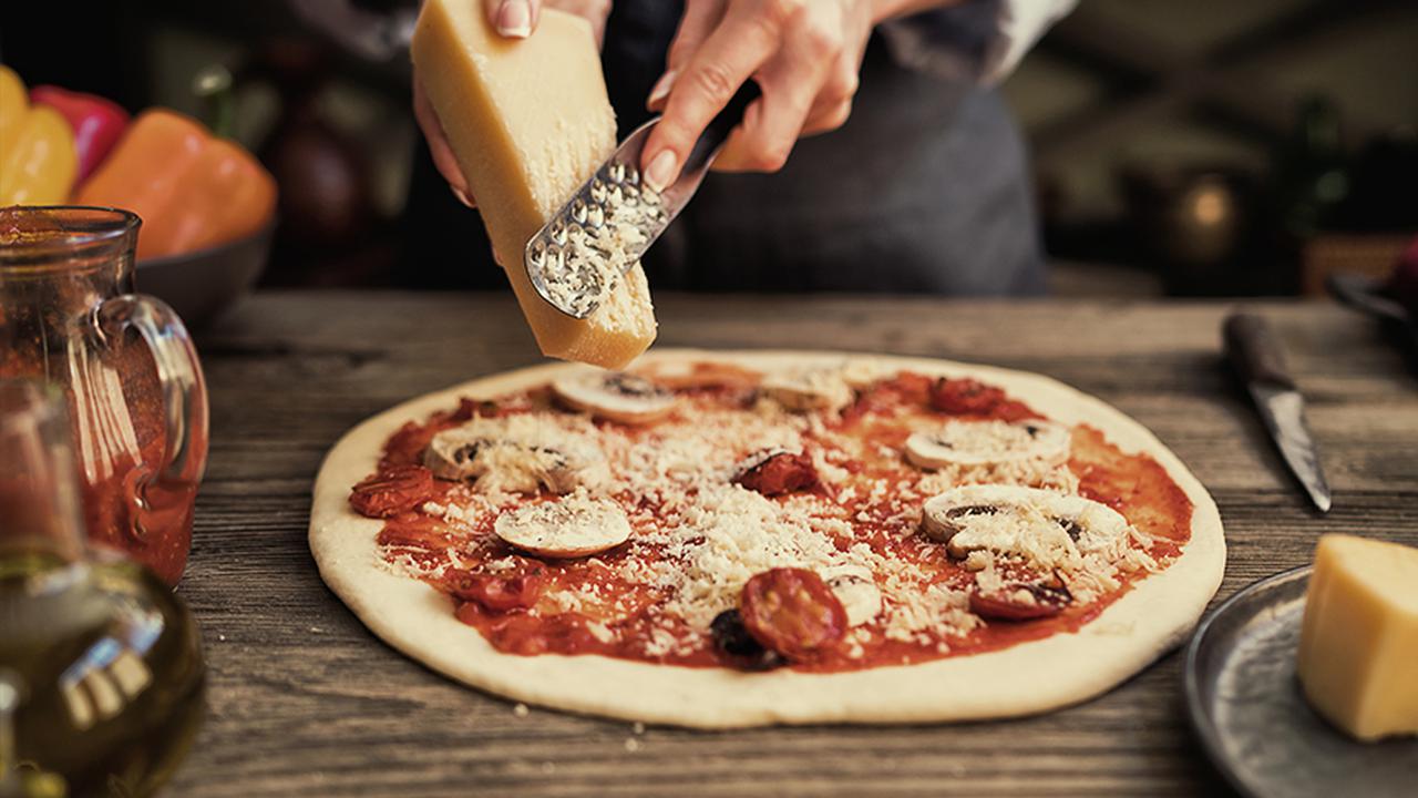 Тесто для пиццы от шефа. Итальянская пицца. Готовка пиццы. Приготовление пиццы. Оригинальная итальянская пицца.