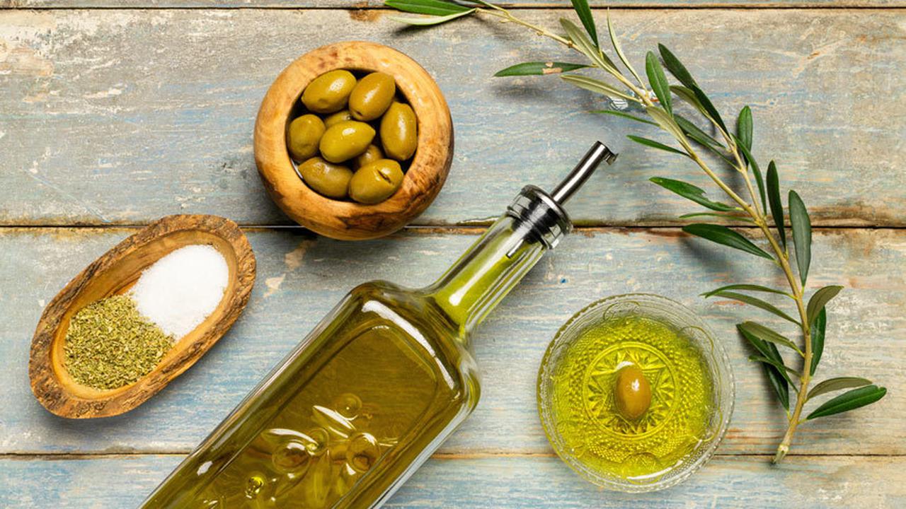 Bread olive oil. Масло растительное с оливковым. Оливковое масло со специями. Оливковое масло Эстетика. Оливковое масло с приправами.