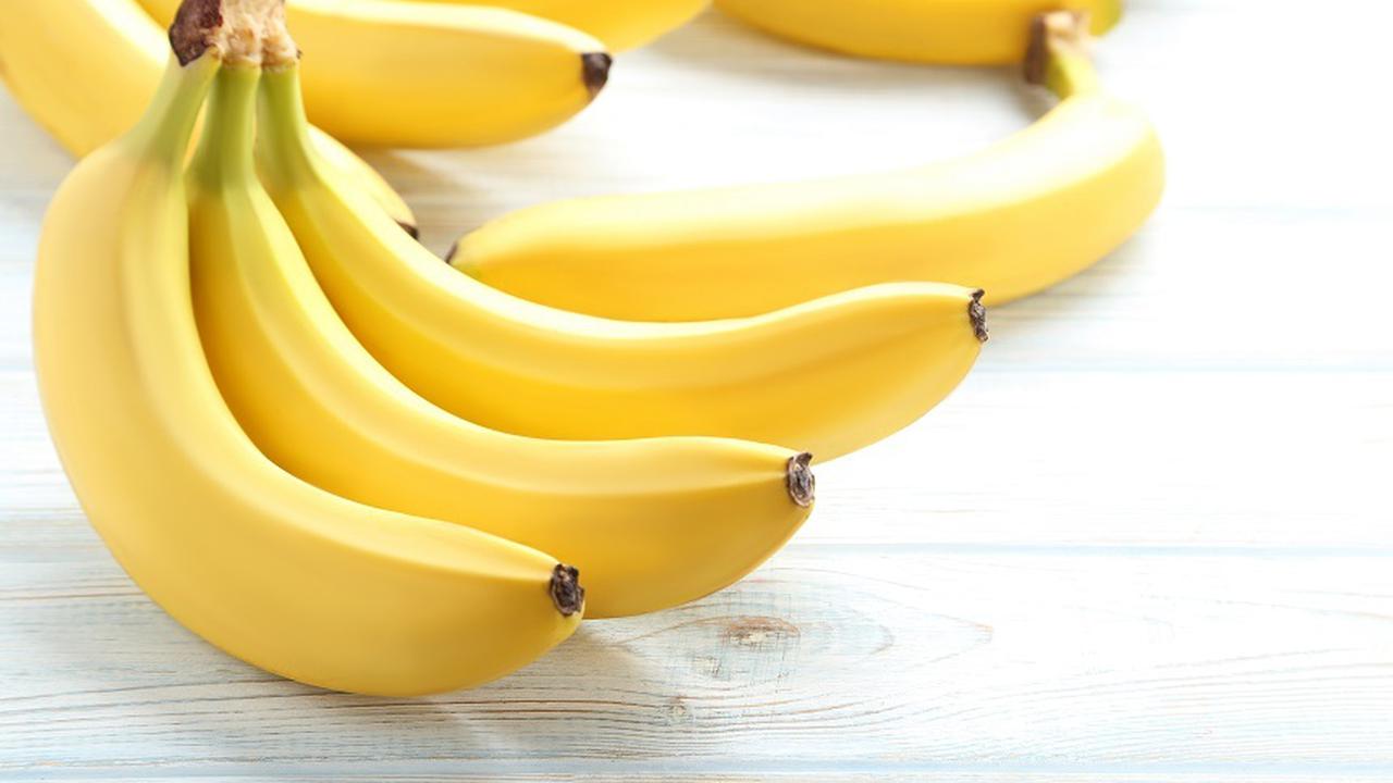 Можно ли бананы на голодный желудок утром. Бананы. Банан на столе. Сладкий банан. Круглый банан.