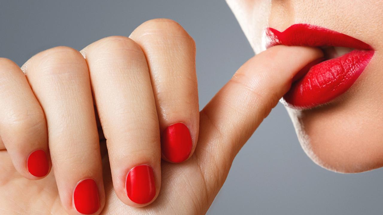девушка с красным маникюром. черно красные ногти. акция маникюр 700р. красный лак. некрашенные ногти на руках.
