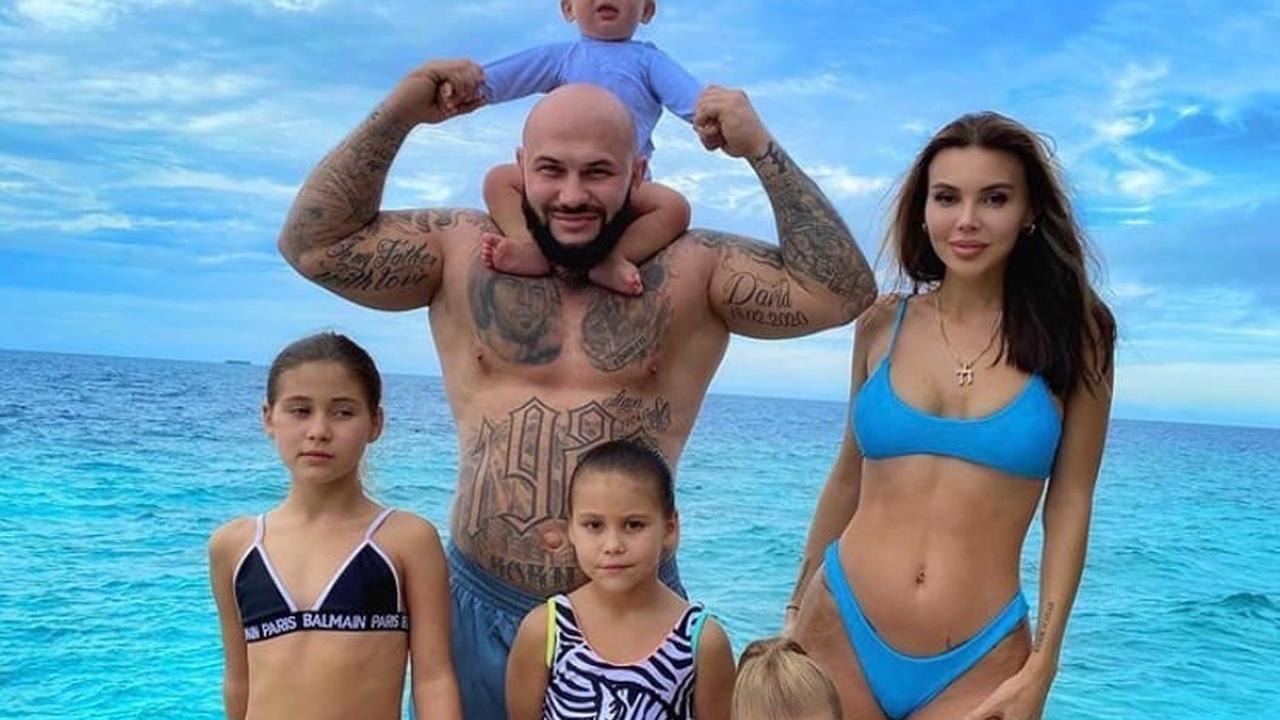 сколько лет детям джигана 2023. оксана самой лова и джинан. сколько лет детям джигана 2023. джиган и самойлова 2022. оксана самойлова с детьми 2022.