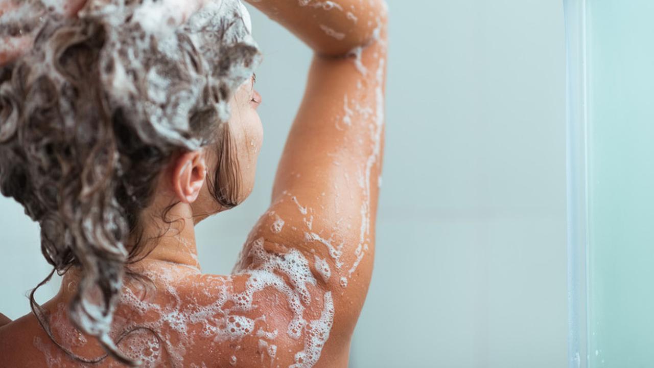 Мыть голову. Перед мелированием надо мыть волосы или нет. Мытье волос. Мытье головы. Перед мелированием надо мыть волосы или нет.