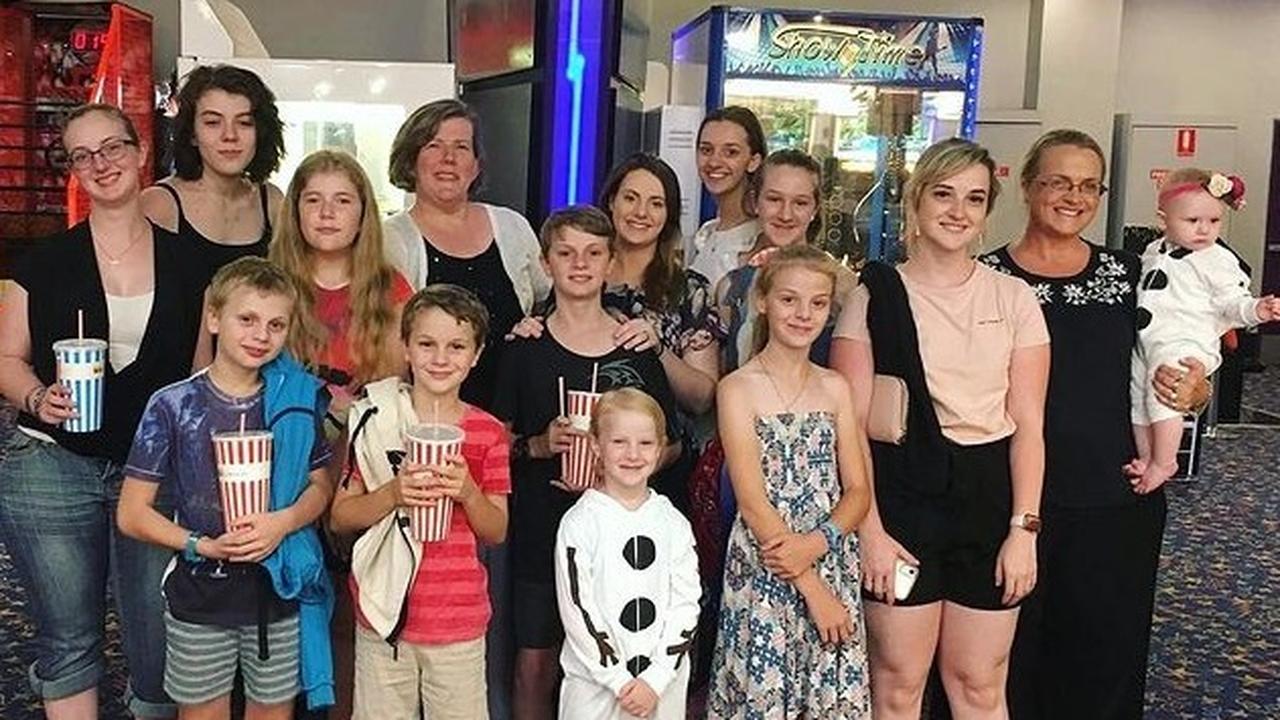 Девочки в летнем лагере. Дитя 16. Плод на 16 неделе беременности. Дитя 16. Детям до 16.