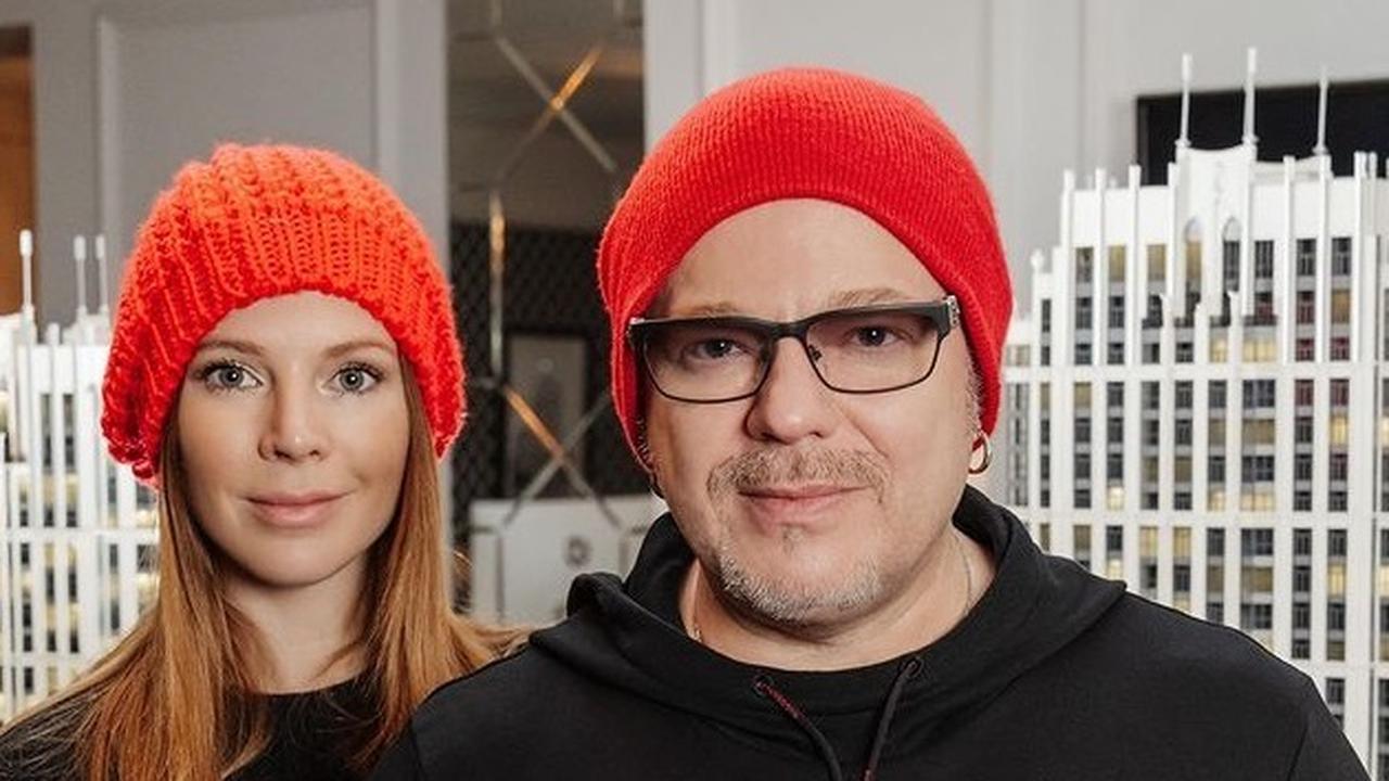 Супруг героини получил огромную. Супруг героини получил огромную. Очки как у преснякова. Мистер биг и керри. Мужа героиня.