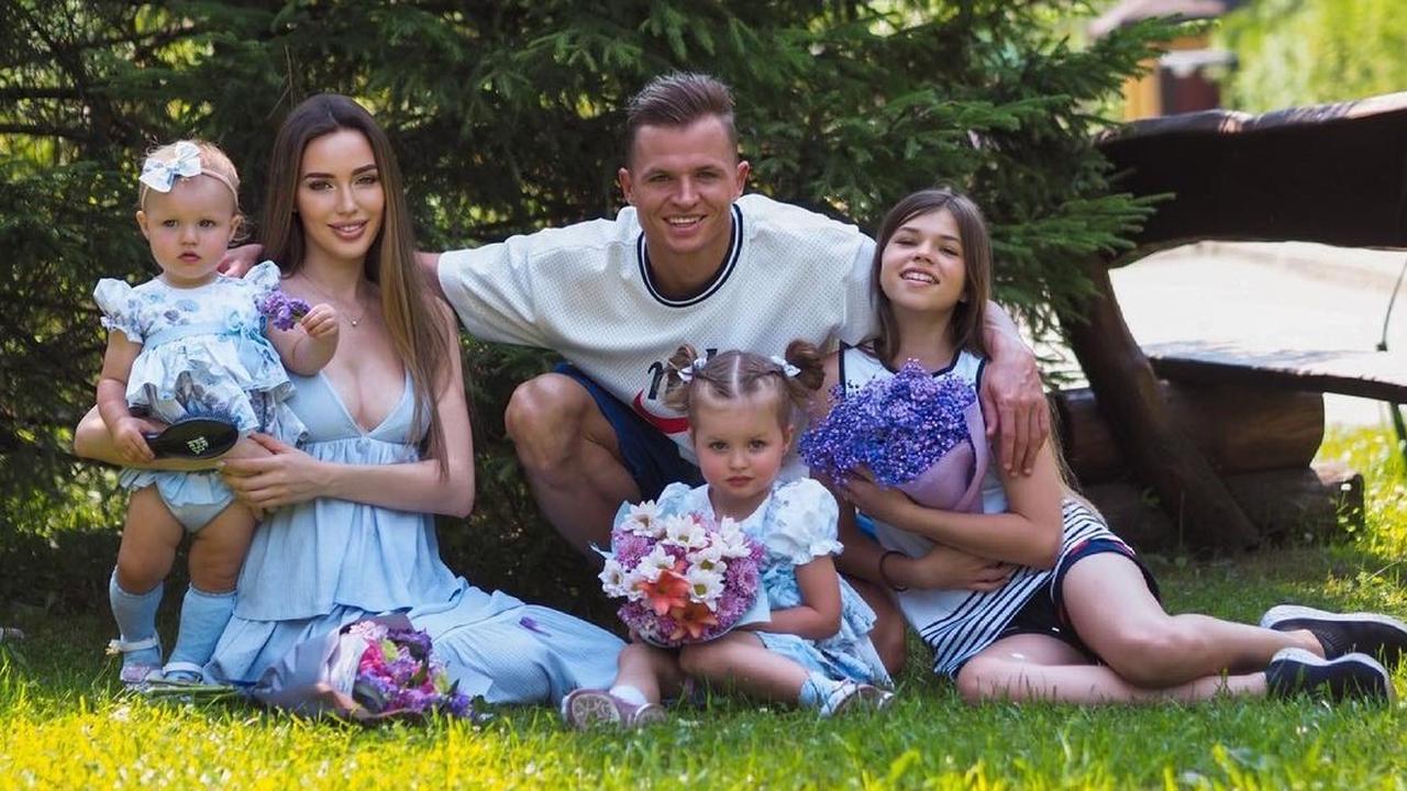 Найти тарасовых. Найти тарасовых. Бузова и тарасов. Тарасов с женой и детьми. Найти тарасовых.