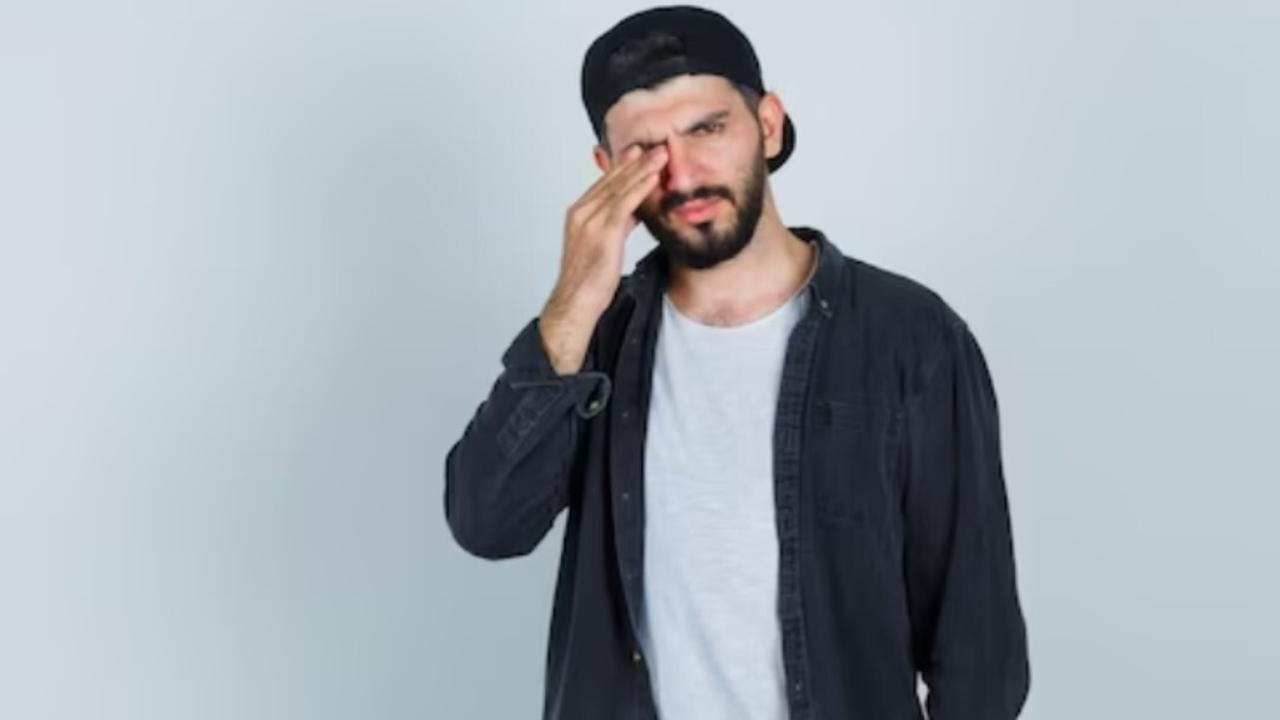 Мужчина не вынул контактную линзу на ночь и ослеп к утру - Страсти