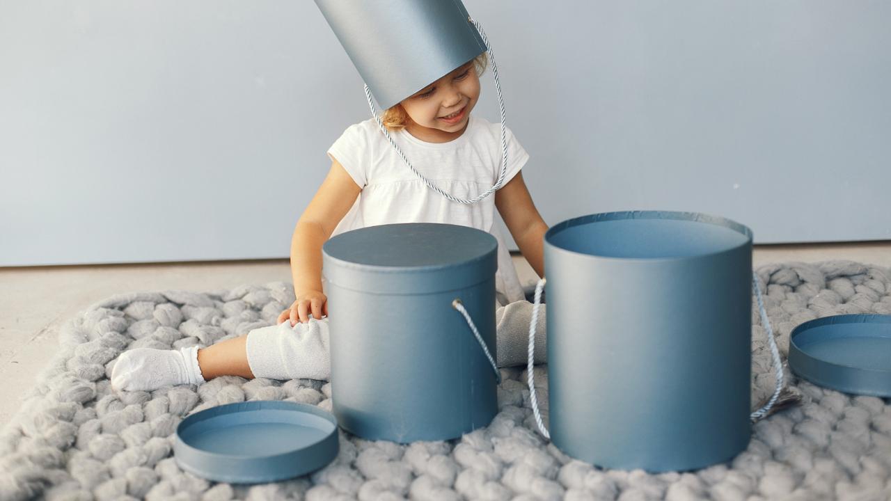 В Подмосковье годовалый ребенок надел горшок в виде стула на голову и ...