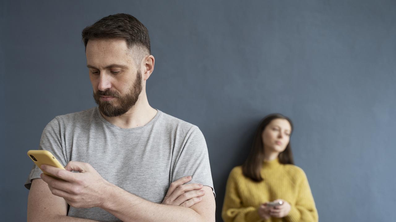 Мужьям назвали 5 «невинных» способов слежки за женой, за которые можно ...