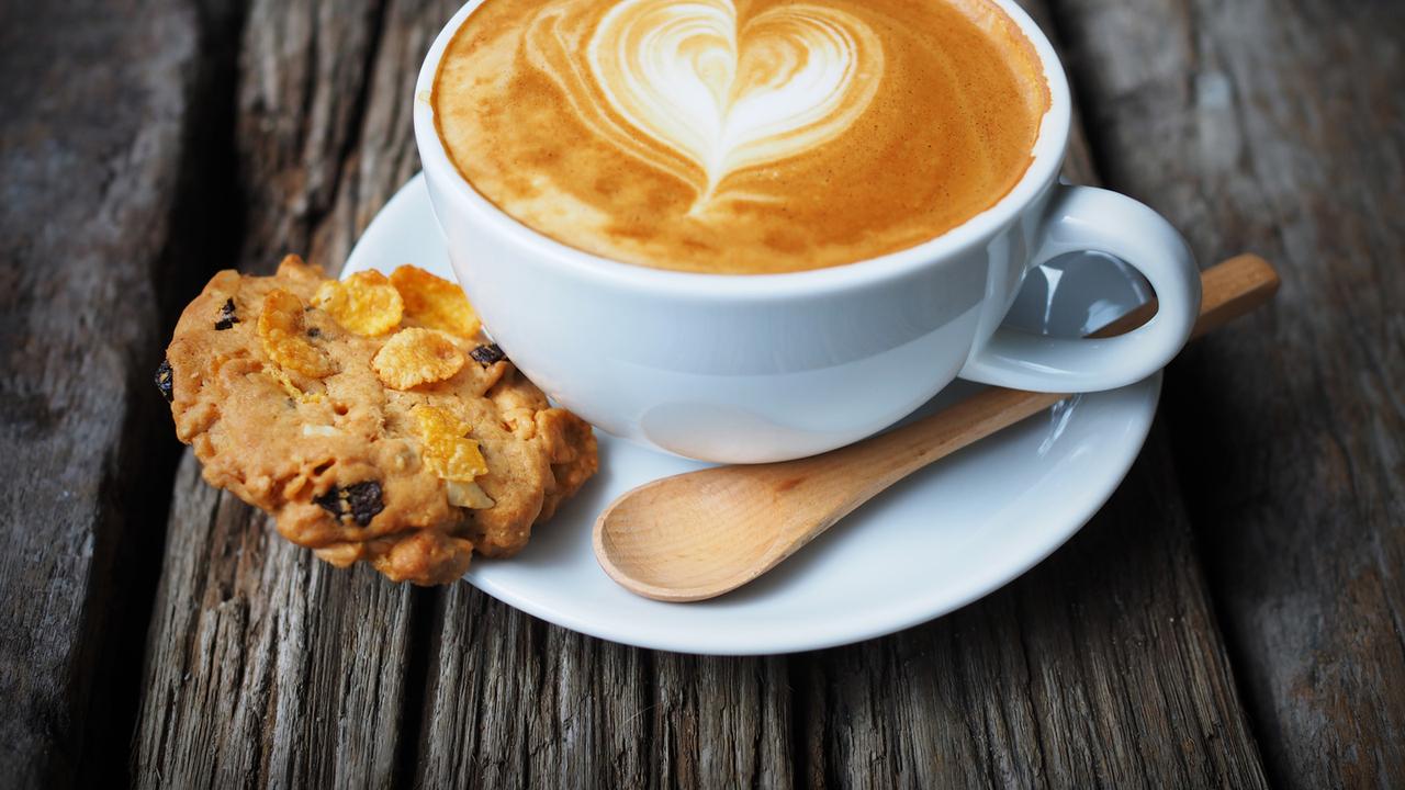 Врач из Великобритании год поил несовершеннолетнюю пациентку кофе со ...