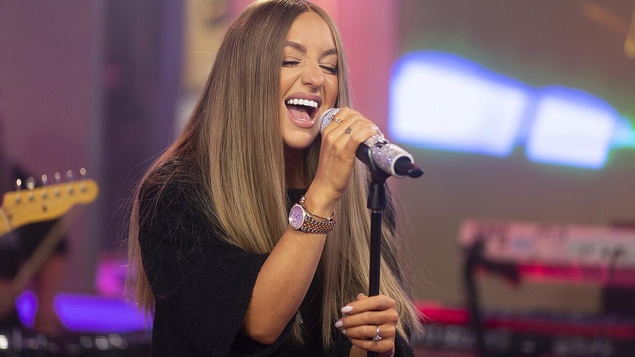 Певица, которая на первом московском фестивале пела на всех языках. Девушки круто поют на площади. Нерусская девушка поёт 2021. Девушка выступает на сцене. Мари краймбрери концерт.