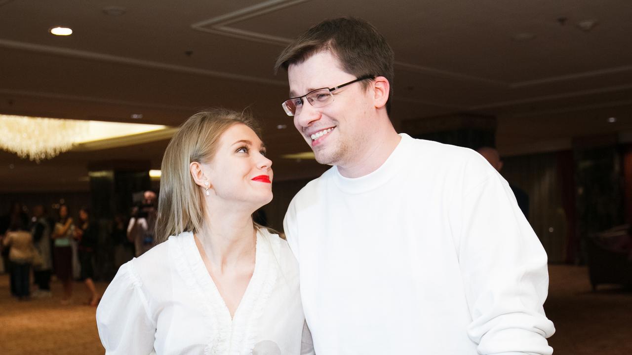 Гарик бульдог харламов. Камеди эдуард суровый 2020. Гарик куколлд харламов. Гарик харламов эдуард суровый. Камеди клаб эдуард суровый спи жена.