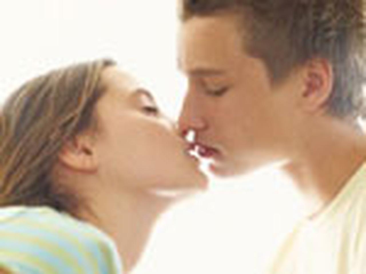 первый поцелуй в 12. поцелуй взасос. поцелуй. первый поцелуй с парнем. поцелуй по взрослому.