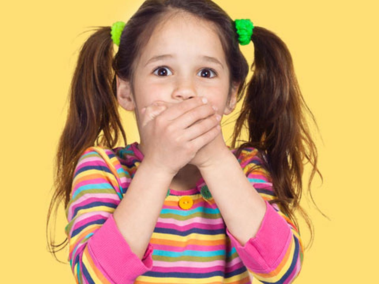 Сын закрывает рот. Мальчик с закрытым ртом. Подросток закрывает рот руками. Мальчик закрыл рот рукой. Ребенок с закрытым ртом.