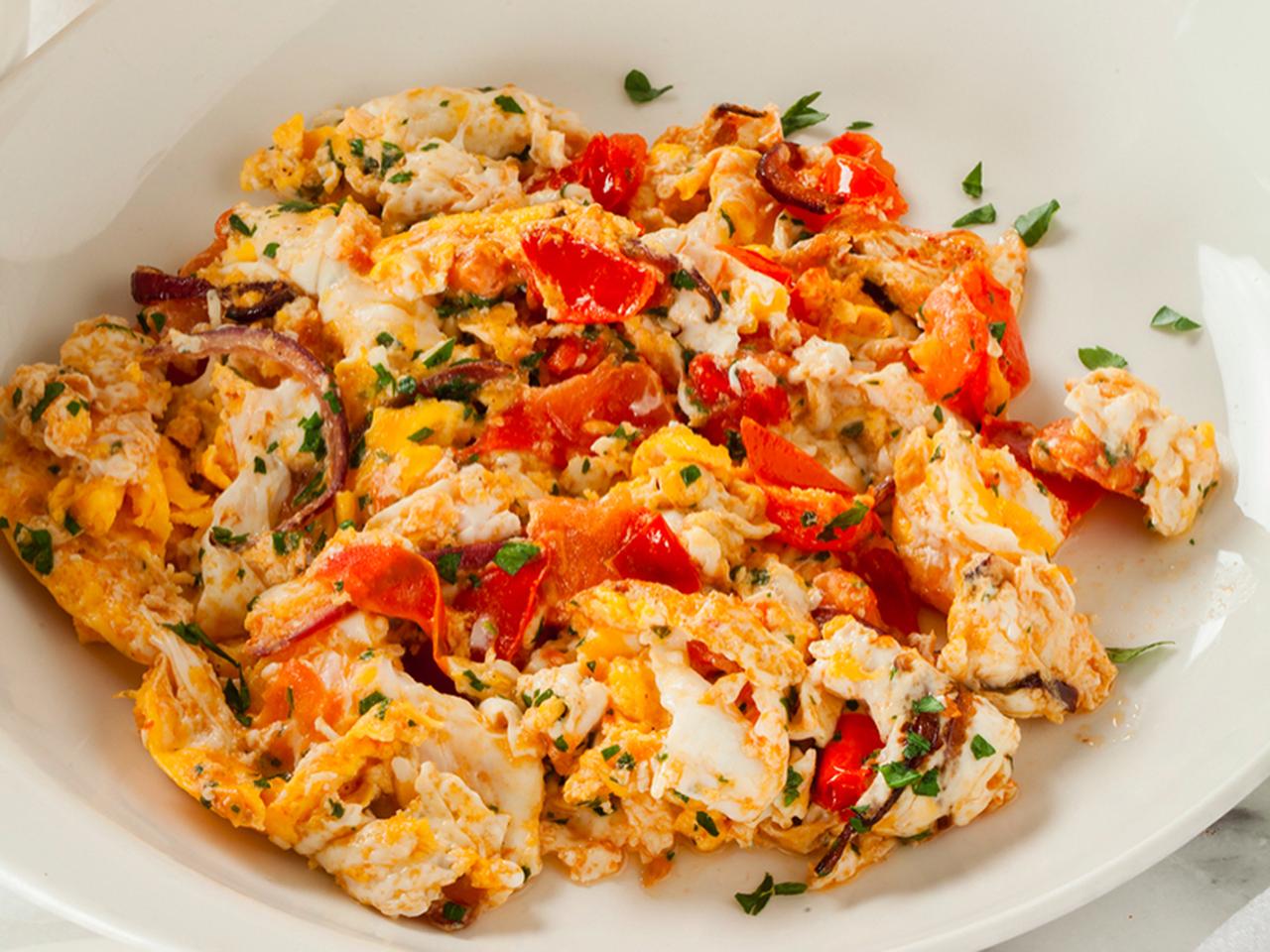 Скрэмбл ресторанная подача. Яичный скрэмбл с помидорами. Скрембл рецепт на завтрак с помидорами. Скрэмбл эгг. Crhtv,k c gjvbljhfvb.