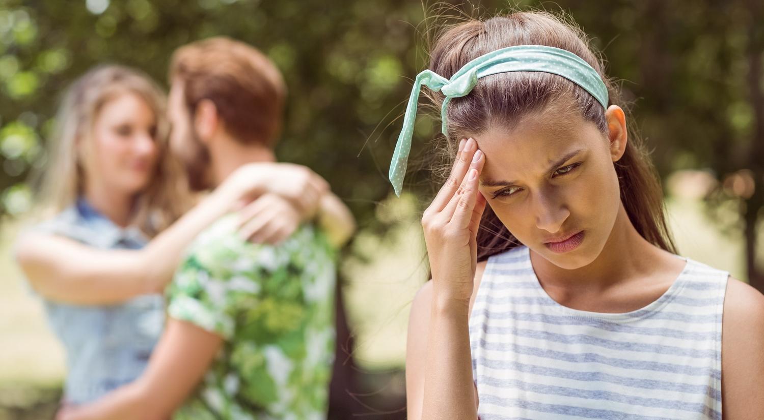 Та самая подруга. Две босые подруги. Босиком девочки подружки. Увидела подругой. Подруги соперницы.