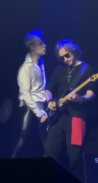 «На сцене вообще много чего мешает»: музыкант объяснил, зачем SHAMAN хватался за его гитару на концерте