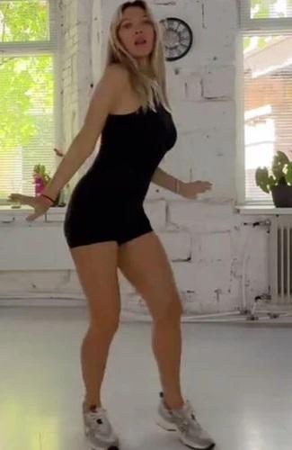 43-летняя Вера Брежнева в черном комбинезоне показала располневшую фигуру