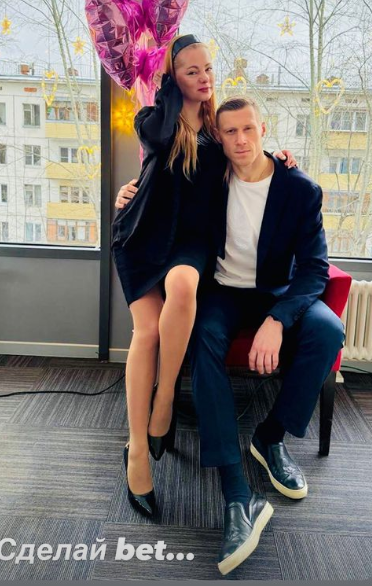 Павел Погребняк с предполагаемой возлюбленной