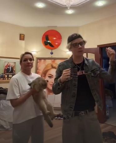 Татьяна Буланова покрутила пальцем у виска после пародии сына на ее танцоров