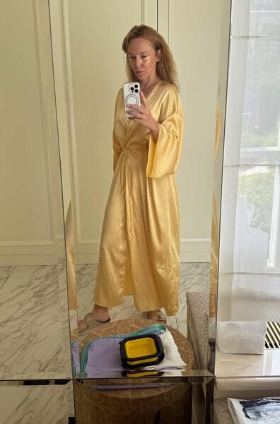 Позировала в халате: как выглядит Альбина Джанабаева без макияжа