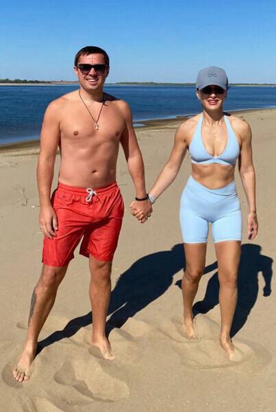 Тина Канделаки показала редкое фото за руку с 38-летним мужем Василием Бровко