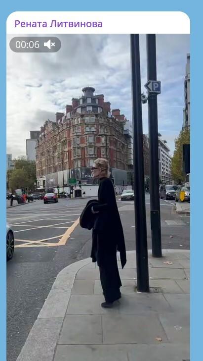 57-летняя Рената Литвинова снялась на улице Лондона в платье с открытой спиной